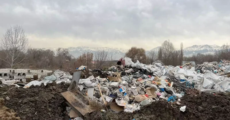Алматы облысында өзен жағасы қоқыс полигонына айналған