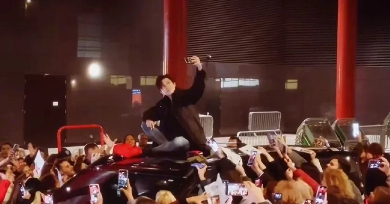 Димаш, сидя на крыше авто, раздавал автографы фанатам после концерта в Лондоне (видео)