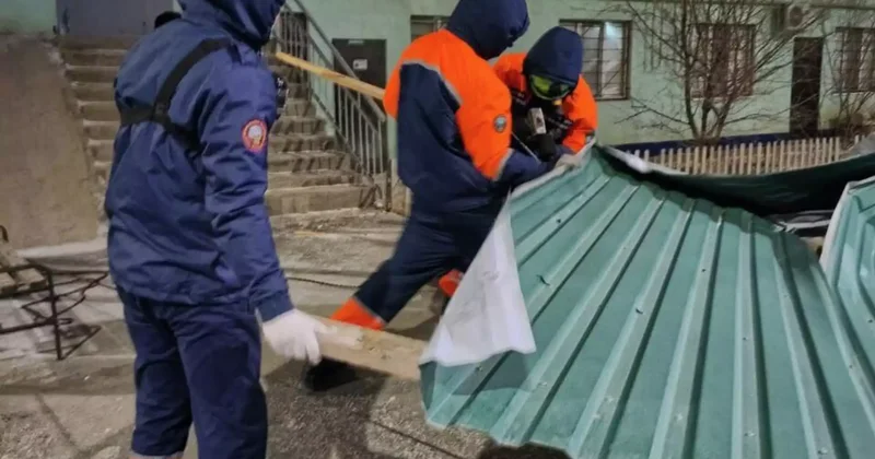 Атырау облысында қатты дауыл ғимарат шатырын ұшырып әкетті