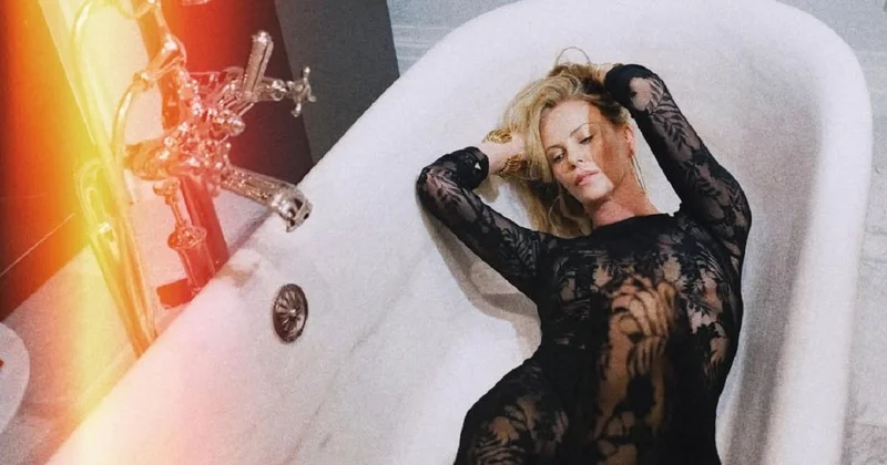 Шарлиз Терон снялась в прозрачном наряде без бюстгальтера