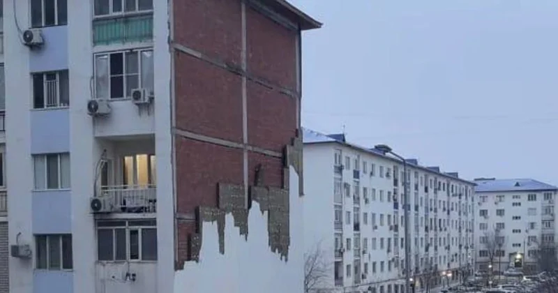 Атырау накрыло непогодой: фасады осыпаются, крыши летят, улицы без света