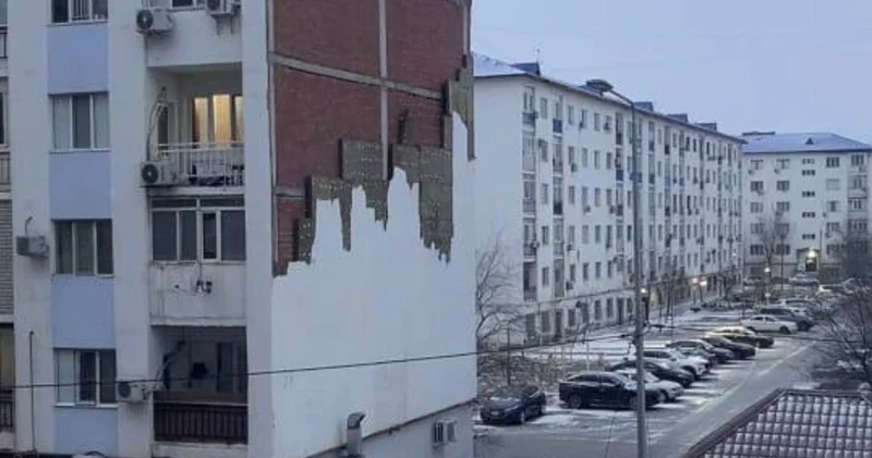 Электр сымы үзіліп, үйдің шатыры құлады : Атырауда ауа райының кесірінен тұрғындардың өміріне қауіп төнді