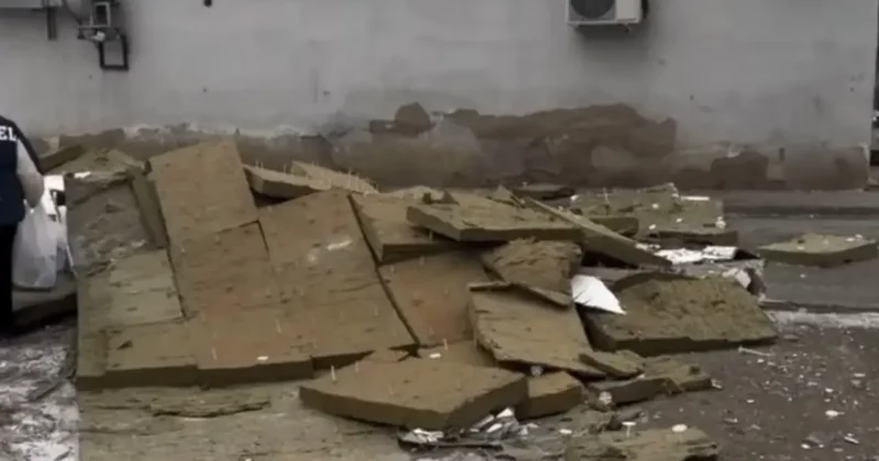 В Атырау сильный ветер сносит крыши и облицовку домов