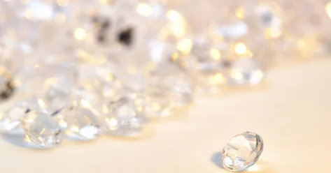 Пассажир пытался провезти более 11 тысяч алмазов в аэропорту Франкфурта на Майне