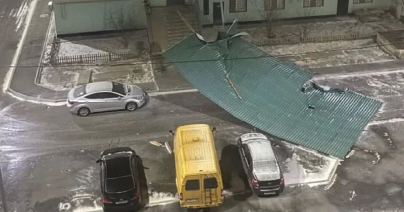 Обрушения фасадов и сорванные крыши: сильный ветер обрушился на Атырау (видео)