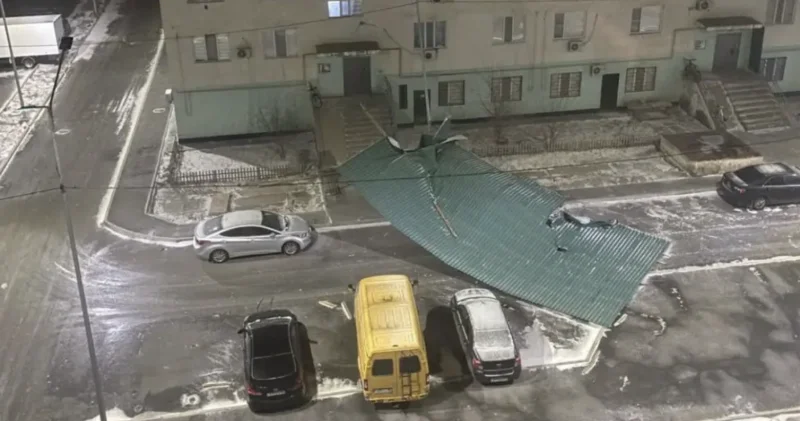 Атырауда дауыл соқты: шатырлар опырылып, электр сымдары үзілді