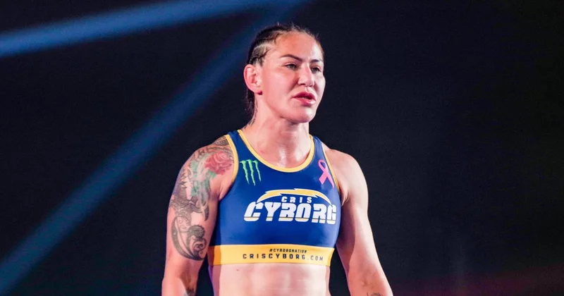 Легендарная Крис Сайборг в 40 лет защитила чемпионский пояс PFL благодаря досрочной победе