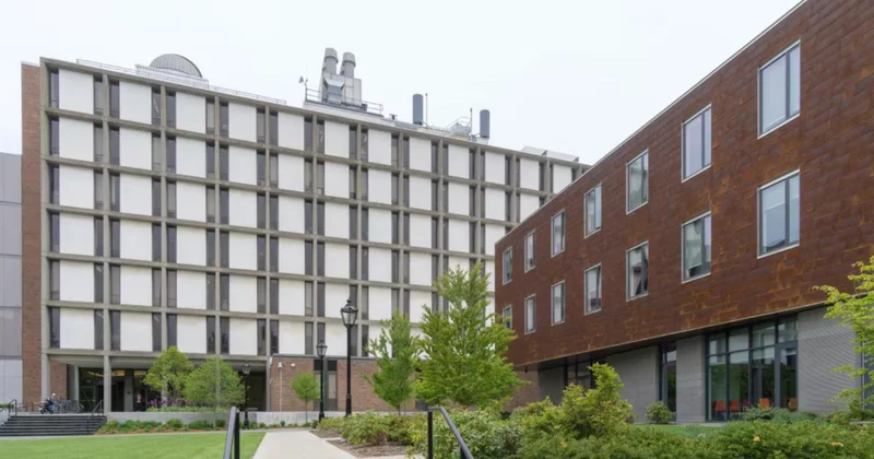 Два человека погибли при стрельбе в одном из старейших вузов США