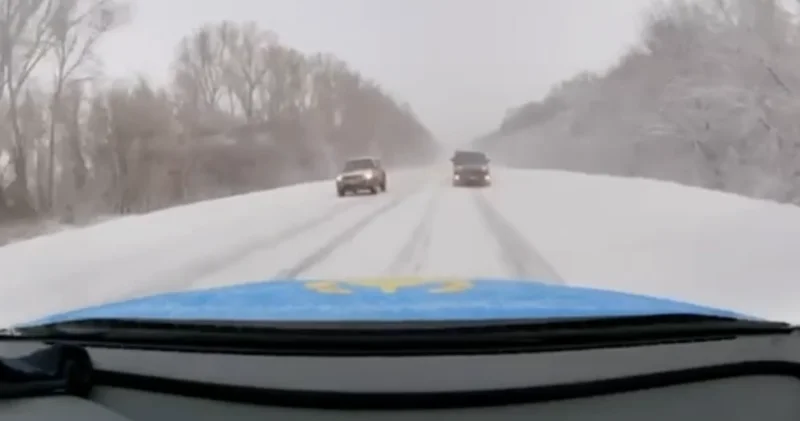 ШҚО да патрульдік көлік Toyota Alphard пен бетпе бет соқтығыса жаздады: видео