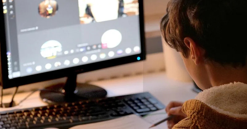 Школьники и студенты снова останутся учиться дома из за непогоды в Астане