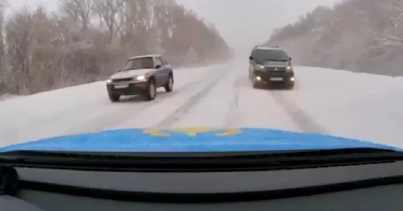 Опасный маневр Toyota Alphard едва не закончился трагедией в ВКО (видео)