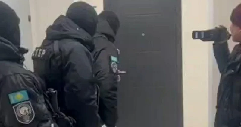 Пытался избавиться, выбросив в окно: астанчанина в одних трусах задержали в ходе спецоперации