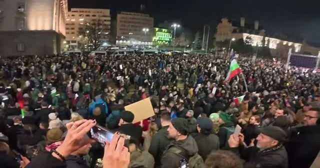 Софияда кезектен тыс сайлауды әділ өткізуді талап еткен наразылық шеруі өтті