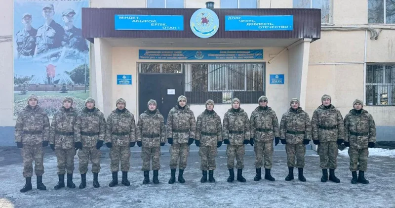 Бір сыныптан бір сапқа: Шымкентте 12 сыныптас әскери борышын бірге өтеуде