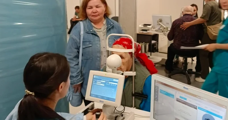 Боямасыз өмір: Зейнеткер мен мүгедекке қол ұшын беретін әлеуметтік қызметкердің бір күні