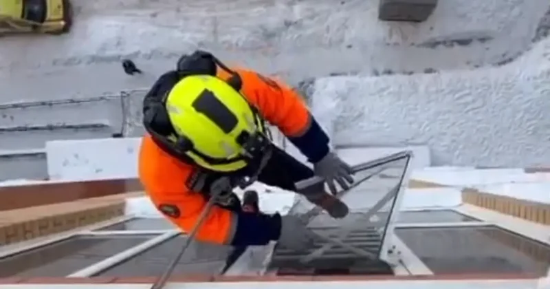 В Астане спасатели помогли матери попасть к запертым в квартире детям