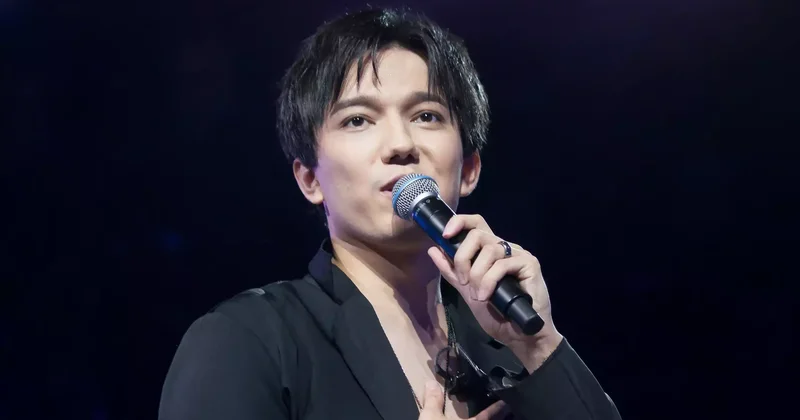 Димаш Құдайберген Михайл Шайдоровқа темір тұлпар сыйлады