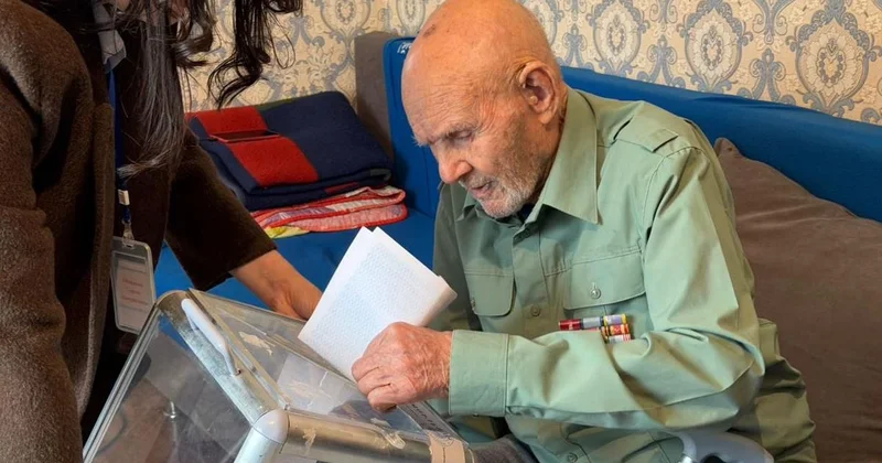 За мирное будущее: ветеран Великой Отечественной войны из Мангистау проголосовал на дому