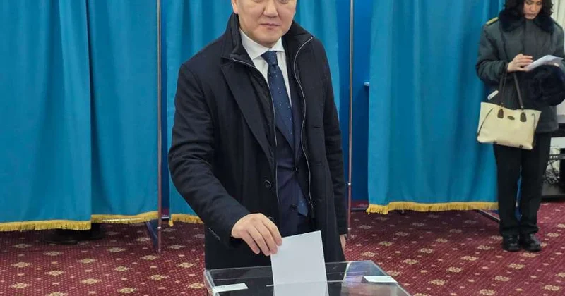 Казахстанцы принимают решение о выборе будущего страны Ерлан Карин