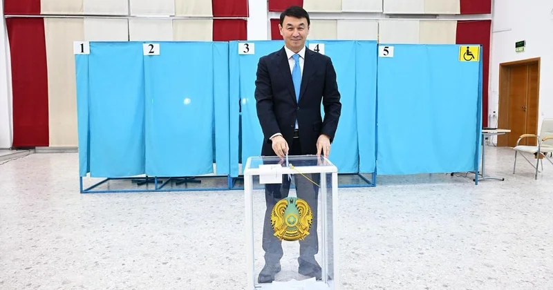 Аким Алматы Дархан Сатыбалды проголосовал на референдуме (фото)