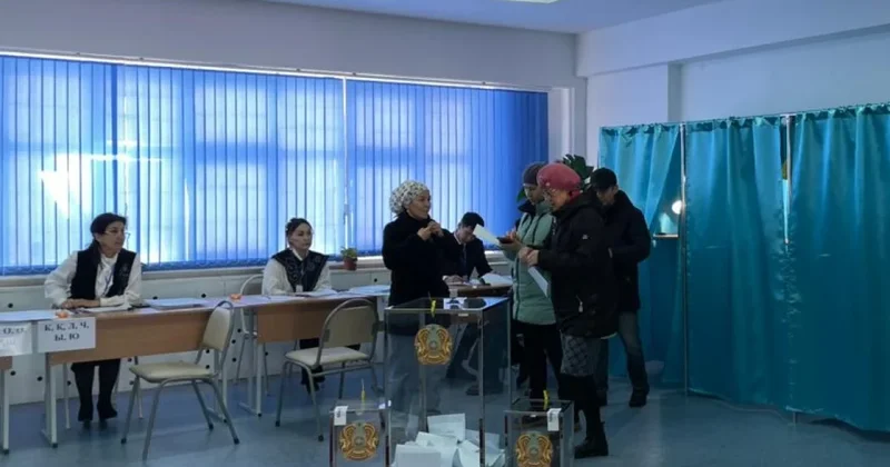 Пострадавшие от паводка жители Уральска голосуют на новом участке