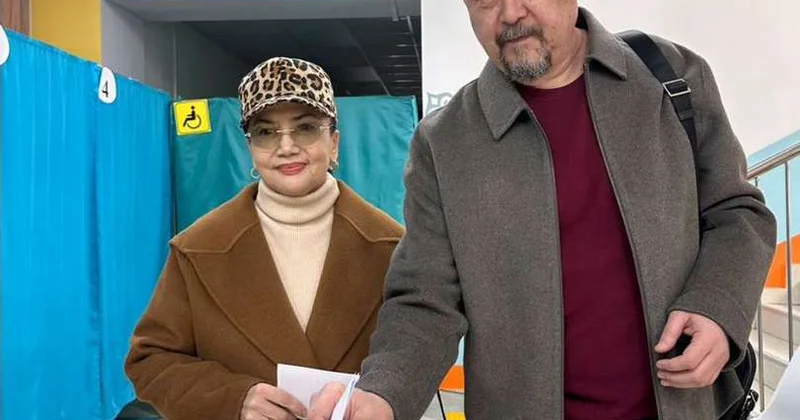 Казахстанские писатели и актёры голосуют за будущее страны