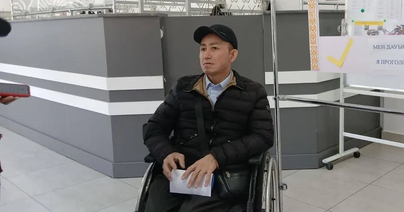 Житель Усть Каменогорска на коляске приехал на участок, чтобы проголосовать на референдуме