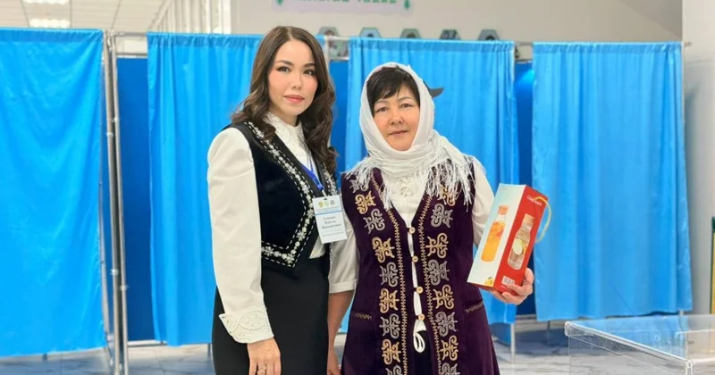 На избирательных участках Астаны вручают подарки первым проголосовавшим