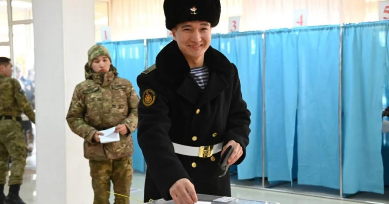 Қарулы күштердің әскери қызметшілері референдумда дауыс берді