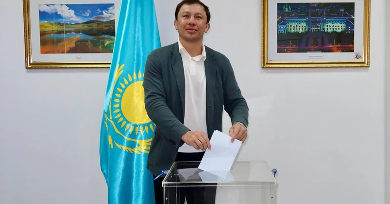 Геннадий Головкин Қазақстанның Таиландтағы Елшілігі жанындағы учаскеде дауыс берді