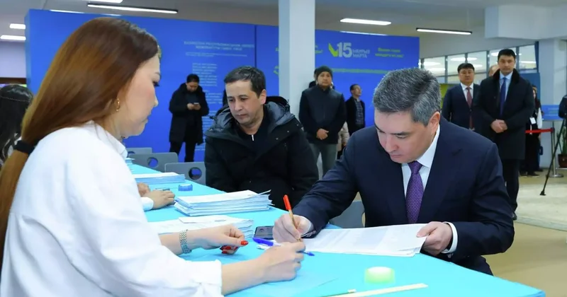 Премьер министр, мәжіліс төрағасы және әкім: шенеуніктер де референдумда дауыс берді