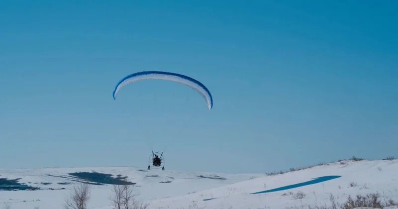 Парапланерист приземлился на избирательный участок: экстремал проголосовал на референдуме в Усть Каменогорске
