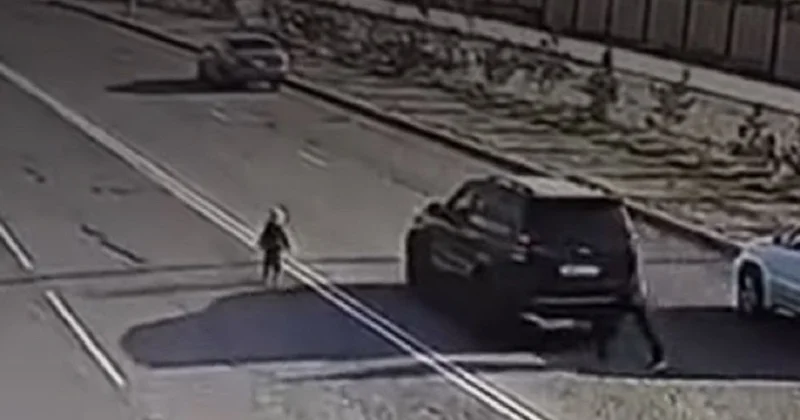 Четырехлетний ребенок бегал по проезжей части в Актау (видео)