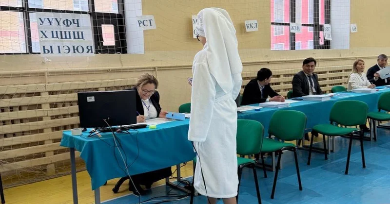 Астанада референдум учаскесіне робот итпен келген қыз жұрт назарын аударды