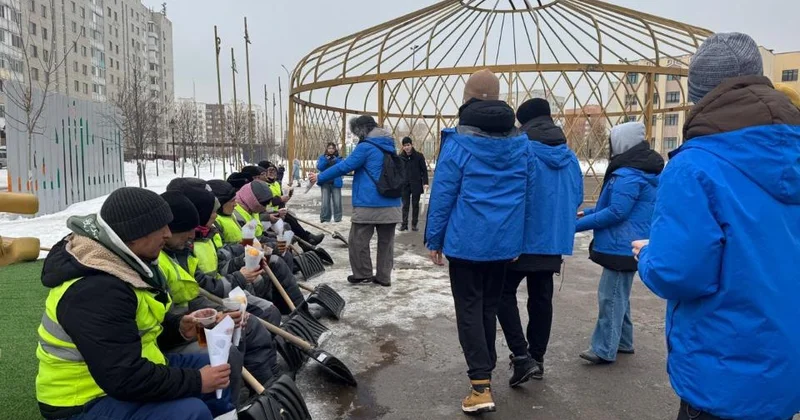 Қайырымдылық жасау күні: Елордада волонтерлер ыстық шай мен бауырсақ таратты