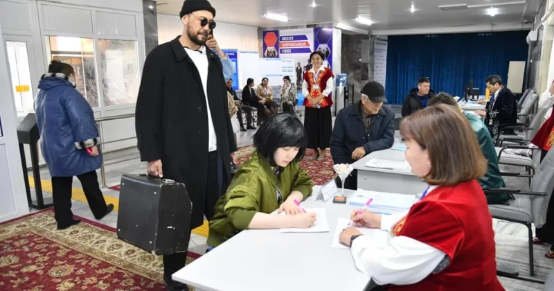 Жители Атырау пришли на референдум в образе героев культового фильма