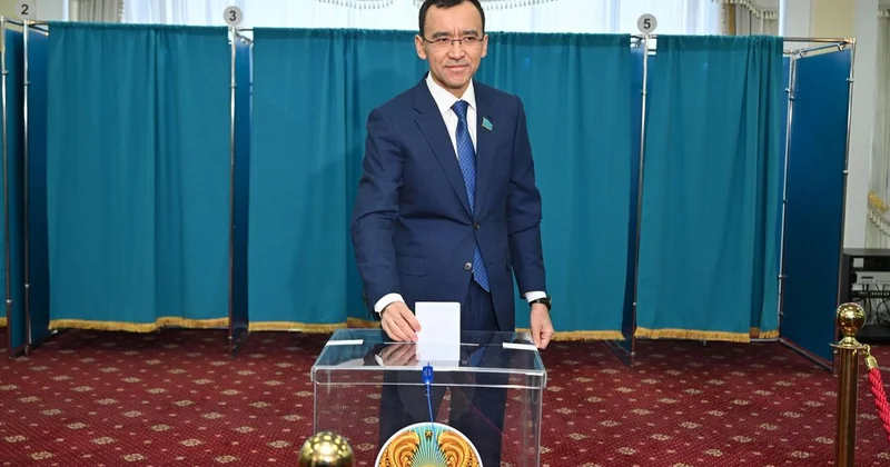 Председатель сената отдал свой голос на референдуме в Астане (фото)