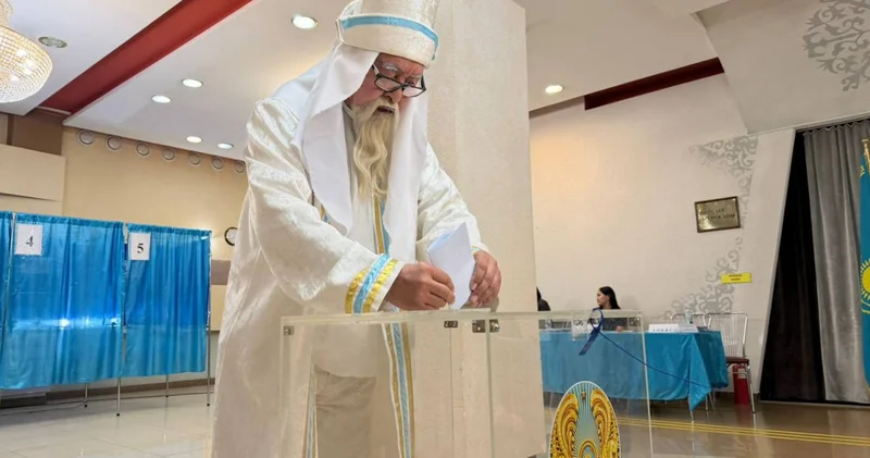 Қостанай тұрғыны референдумға Қыдыр ата кейпінде келіп дауыс берді