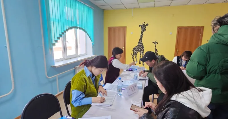 Воздушный шар и параплан: в Усть Каменогорске креативно подошли к голосованию на референдуме