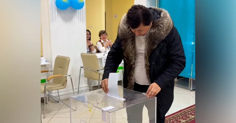 Оралда дауыс берген танымал өнерпаз Атамекен әнін орындады