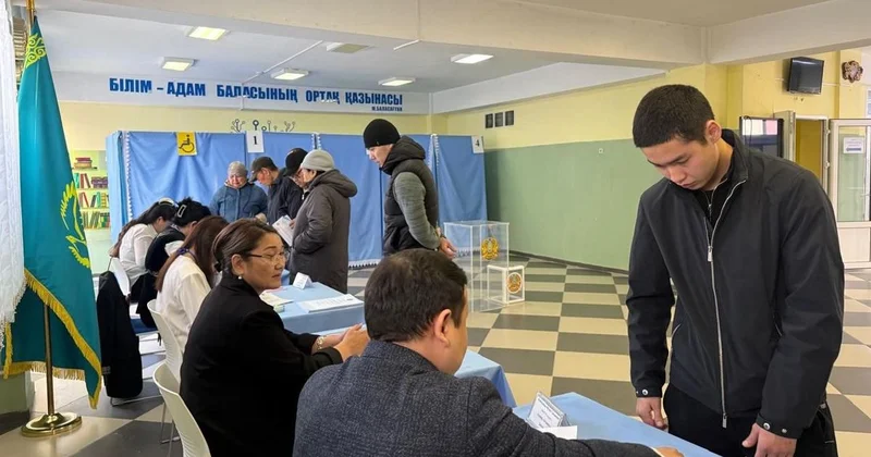 В Алматы избиратели начали приходить на участки ещё до их открытия