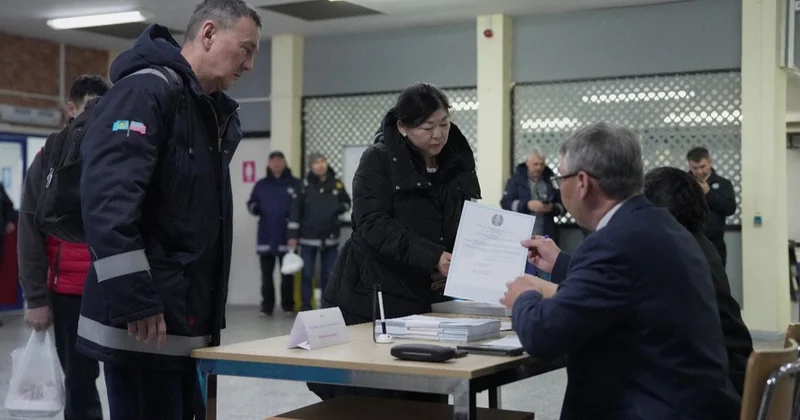 Теңіз кен орнында жұмыс істейтіндер дауыс беріп жатыр