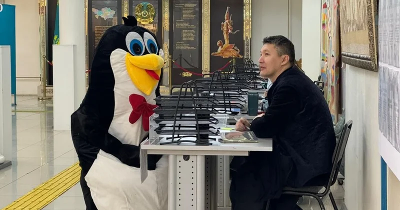 Пингвин, Супермен и Барс Адилет: алматинцы пришли на референдум в необычных образах