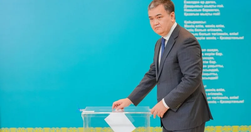 Женис Касымбек проголосовал на своем избирательном участке в Астане