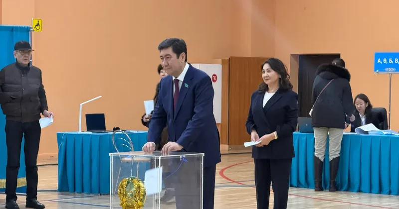 Председатель мажилиса Ерлан Кошанов проголосовал на референдуме