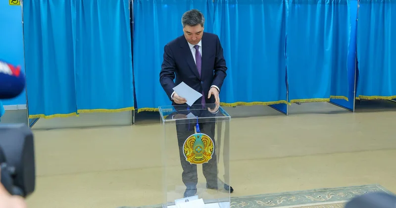 Олжас Бектенов жаңа Конституцияны қабылдау жөніндегі референдумда дауыс берді