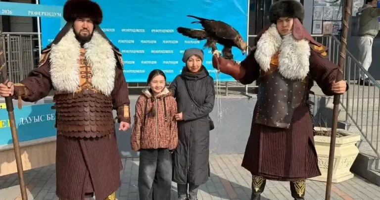 Алматының Наурызбай ауданындағы референдум учаскесіне батырлар келді