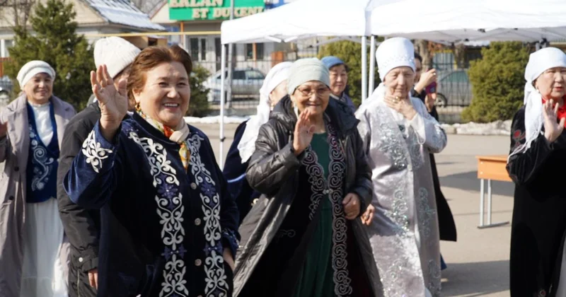 Жители старшего поколения в национальных костюмах пришли на голосование в микрорайоне Думан в Алматы