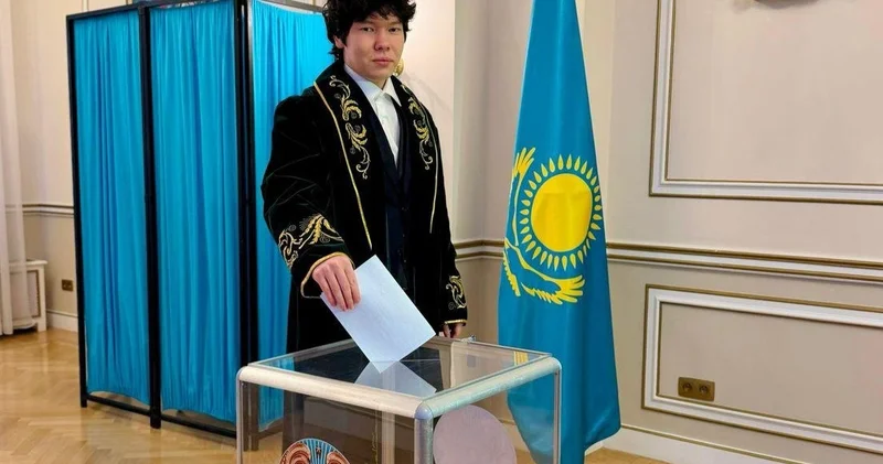 Қазақстан студенті Брюссельдегі референдумда ұлттық киіммен дауыс берді