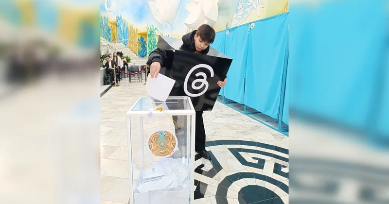 Алматинец пришел на избирательный участок в костюме соцсети Threads (видео)